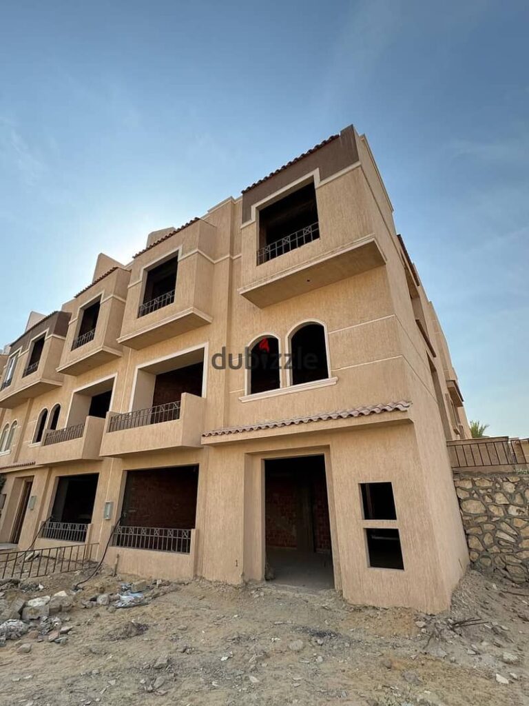 تاون هاوس كورنر للبيع بجاردن اوبن فيو علي لاند سكيب برايم لوكيشن بكمبوند قطامية جاردنز التجمع الخامس علي التسعين الجنوبي وبالقرب من ميفيدا و AUC 0