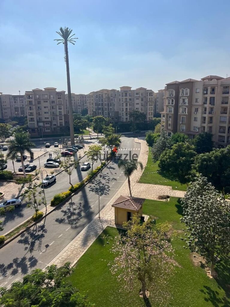 للبيع كاش بالمراحل الاولي امام الخدمات مباشر والساوث بارك مساحة 135 متر في B3 0