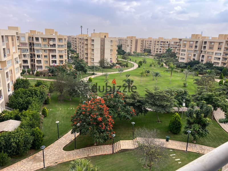 كاش للبيع علي فيو وايد جاردن مساحة 200 متر بجوار الخدمات في B11 0