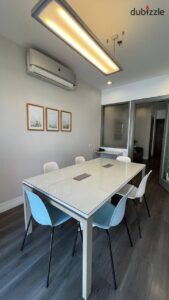 مكتب إداري مفروش جاهز للعمل في كورت يارد بجوار The Address 85,000 ج.م