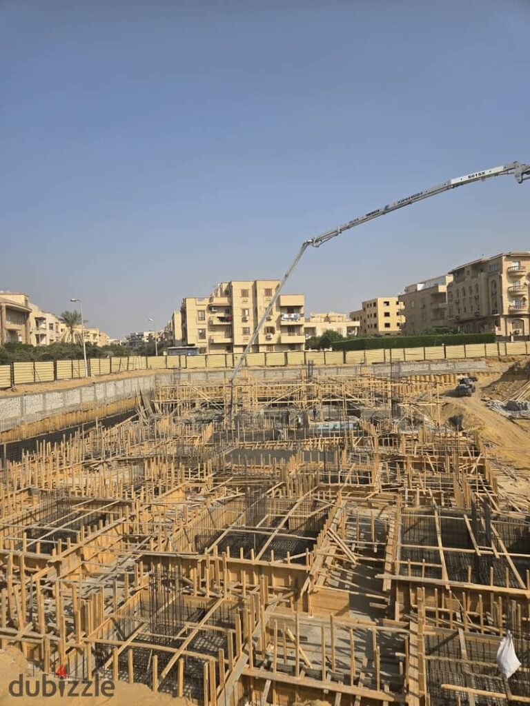 محل 40 متر و معاه اوت دوور 30 متر ف الحي الثالث ف التجمع 0