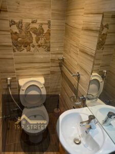 شقة مفروشة للإيجار في مدينة نصر بالدور السابع بمساحة كبيرة 245 متر، تضم 3 غرف نوم و3 حمامات وبلكونتين، مفروشة بالكامل من جميع النواحي، صالون كامل 60,000 ج.م