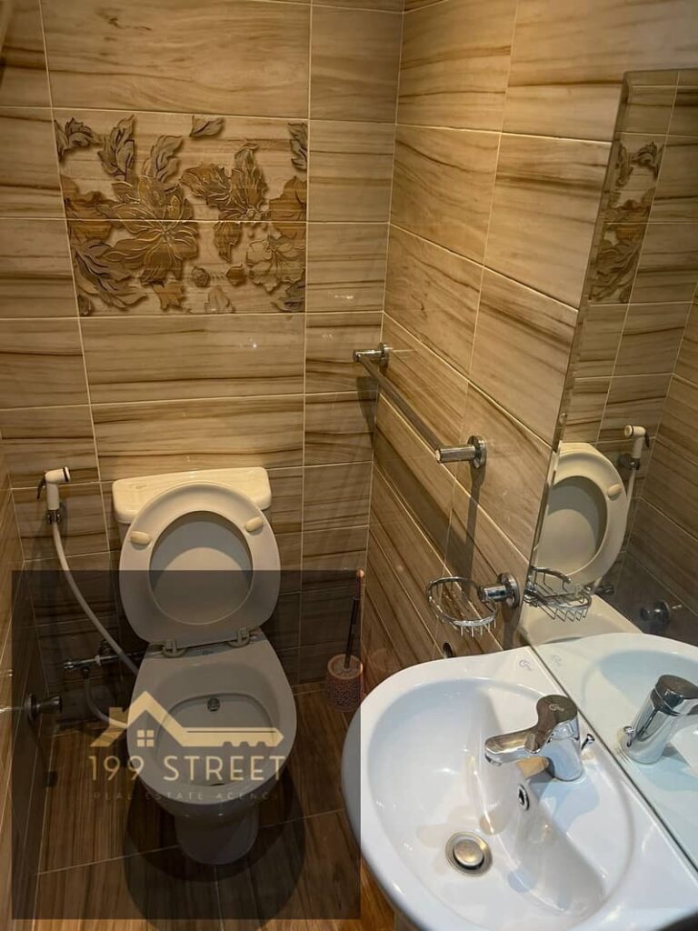 شقة مفروشة للإيجار في مدينة نصر بالدور السابع بمساحة كبيرة 245 متر، تضم 3 غرف نوم و3 حمامات وبلكونتين، مفروشة بالكامل من جميع النواحي، صالون كامل 0