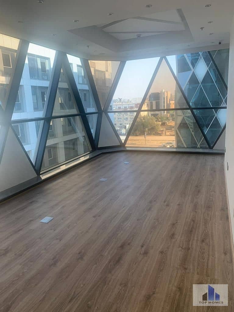 مكتب إداري للبيع بمساحة 190 متر تشطيب كامل في كايرو بيزنس بلازا التجمع الخامس 0