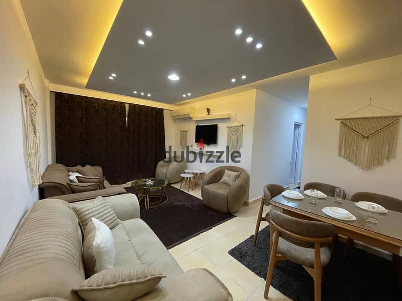 للايجار مفروش بمدينتي 103م مكيفة بالكامل فرش مودرن بي6 0