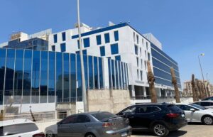 مكتب للإيجار، مساحته 79 متر مربع، مجهز بأجهزة تكييف و مقسم برتشن 94,000 ج.م