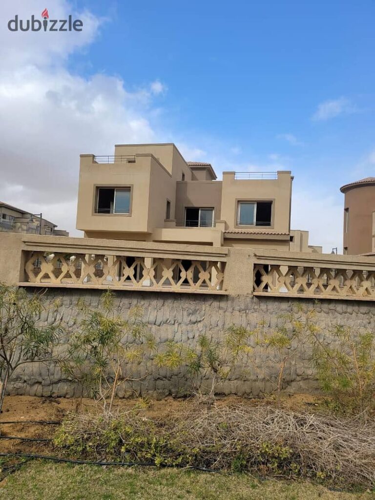 فيلا للبيع بالم هيلز قطامية PK1 صف أول كلوب هاوس بحمام سباحة  استلام فوري في قلب التجنع الخامس بالقري من الجامعة الامريكية 0