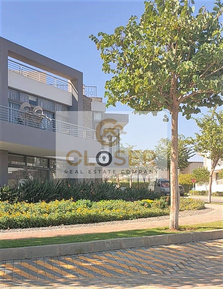 دوبلكس كورنر للبيع بالتجمع الاول بافضل لوكيشن ( غير مجروح ) taj city بسعر مميز للكاش 9.685. 000 0