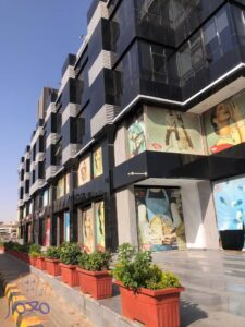 محل أرضي كورنر للبيع بالتجمع الخامس في لوكيشن حيوي – استثمار مضمون 13,000,000 ج.م