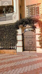 أرضي بجاردن للبيع في كمبوند الخمائل الشيخ زايد المرحلة الثالثة B ، أمامي على شارع رئيسي وخطوات من بوابة 6 وطريق الجيش ، بمساحة 143 متر + 80 متر جاردن 5,400,000 ج.م