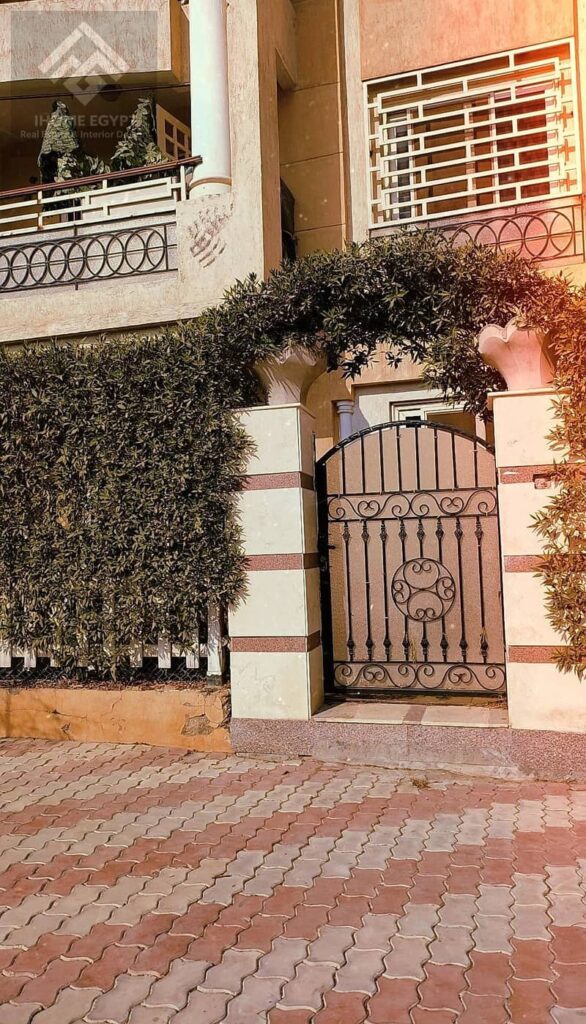 أرضي بجاردن للبيع في كمبوند الخمائل الشيخ زايد المرحلة الثالثة B ، أمامي على شارع رئيسي وخطوات من بوابة 6 وطريق الجيش ، بمساحة 143 متر + 80 متر جاردن 0