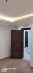 شقة فاضية للإيجار بالمطبخ والتكييفات والأجهزة في التجمع الخامس داخل كمبوند أزاد، بموقع مميز قريب من شارع التسعين الجنوبي والجامعة الأمريكية وكايرو فيس 35,000 ج.م