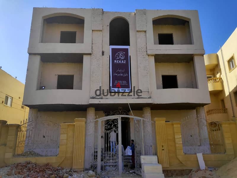 شقة مميزة بالحي 2 غرب للبيع بجوار الجامعة الفرنسية وسعودي ماركت وبنزينة شيل أوت مساحة 195م 0