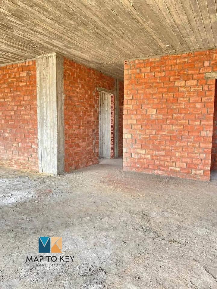 شقة نص تشطيب للبيع في الشروق 2 على شارع الحرية مباشر 0