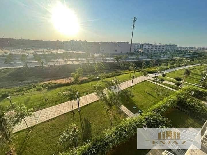 امتلك شقه باجمل لوكيشن بمدينتى على بعد خطوات من طريق السويس 140 م تطل على اكبر وايد جاردن ومجرى السيل مباشره استلام بعد سنتين ونص 0