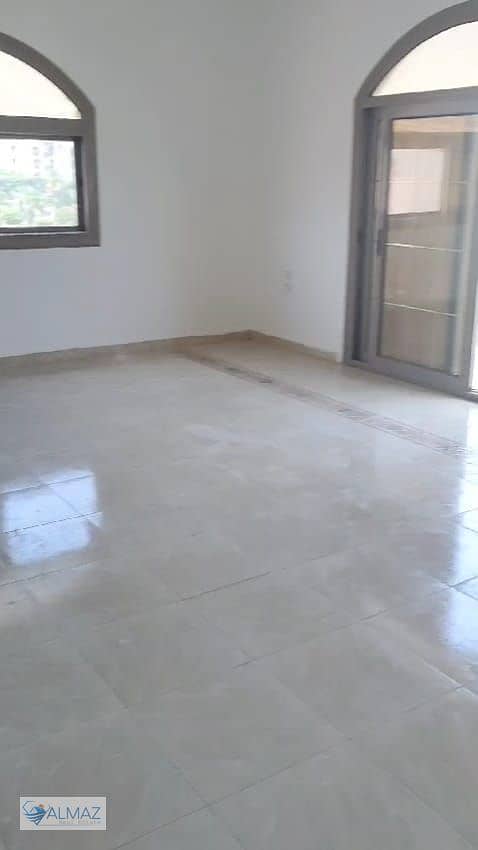 *شقه فاضيه للايجار سكني و إداري ف البنفسج 2 فيلات في التجمع الاول*قريبة من شارع التسعين  سهولة الوصول لمحور محمد نجيب والطريق الدائري  قريبة من الجامع 0