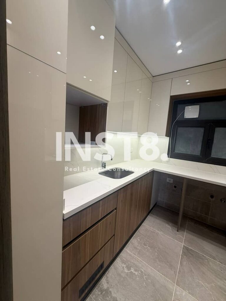 شقة اول استخدام للايجار بالمطبخ والتكييفات في فيفث سكوير 0