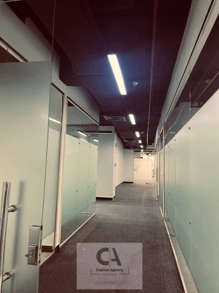 . مكتب اداري للإيجار 700م متشطب بالتكيفات في مول الداون تاون- التجمع الخامس 0