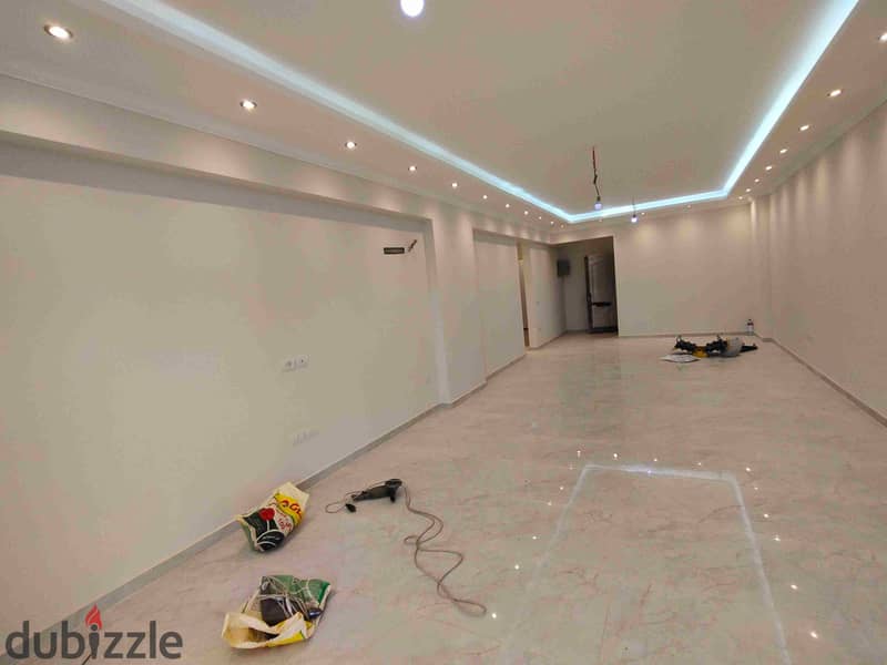 شقه للايجار الترا سوبر لوكس في المنطقه الثامنه بالقرب من كمبوند حسن علام 0