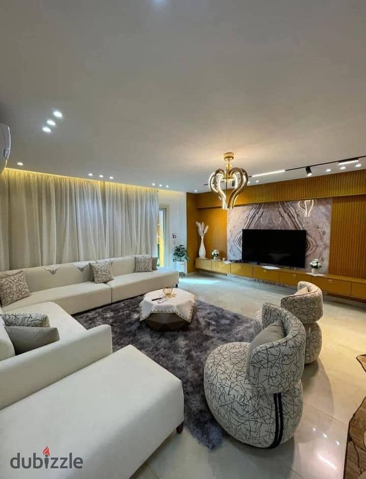 شقة مفروشة بعمارة جديده شارع محي الدين ابو العز 200م فرش مودرن جديد مدخل فندقي تشطيب هاي سوبر لوكس جميع الاجهزه مكيفه بالكامل 0