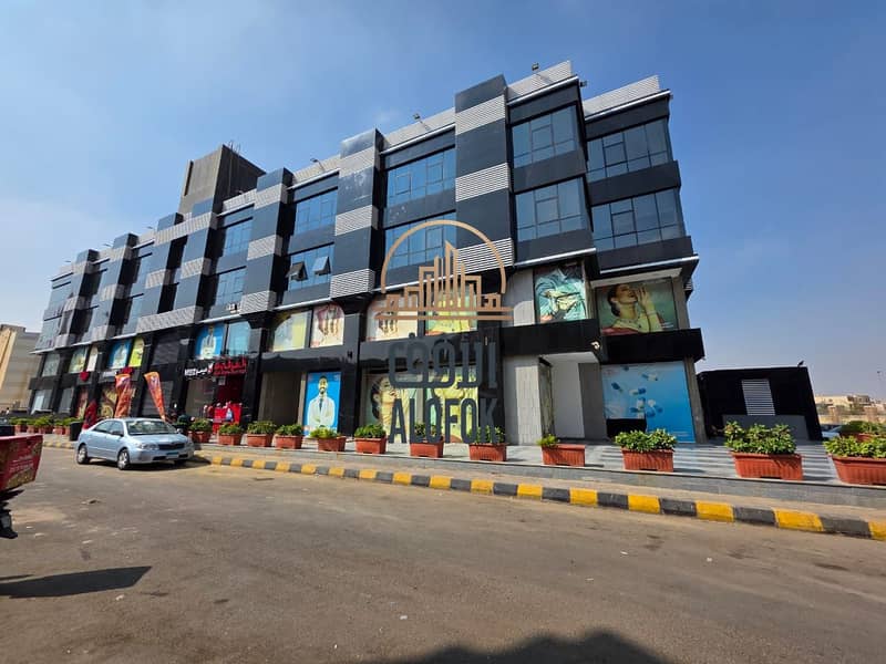 مطعم للايجار مساحه 30 متر ومساحه خارجية 20 متر فى منطقة زحمة بالتجمع 0