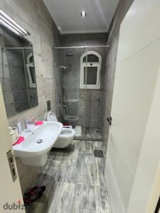 للبيع – شقة بحديقة خاصة | كمبوند الورود الموقع: كمبوند الورود – خلف مول العرب / أمام مول العرب مباشرة المساحة: 176 م² + حديقة خاصة 100 م 9,000,000 ج.م