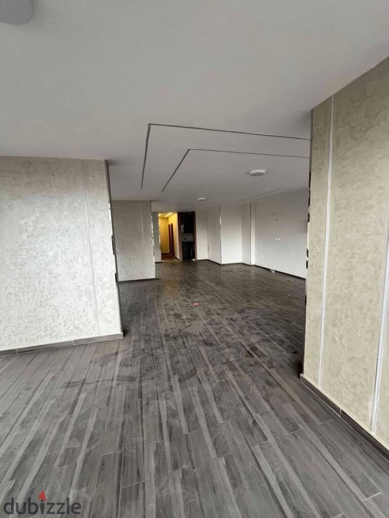 معرض للإيجار دور اول واجهه سكوريت شارع رئيسي خطوات من عباس العقاد 0