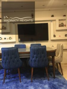 شقة ارضي 90 م + حديقة 35 م للإيجار المفروش داخل B6، موقع هادئ وفيو جاردن، مناسبة للسكن استلام فوري 25,000 ج.م