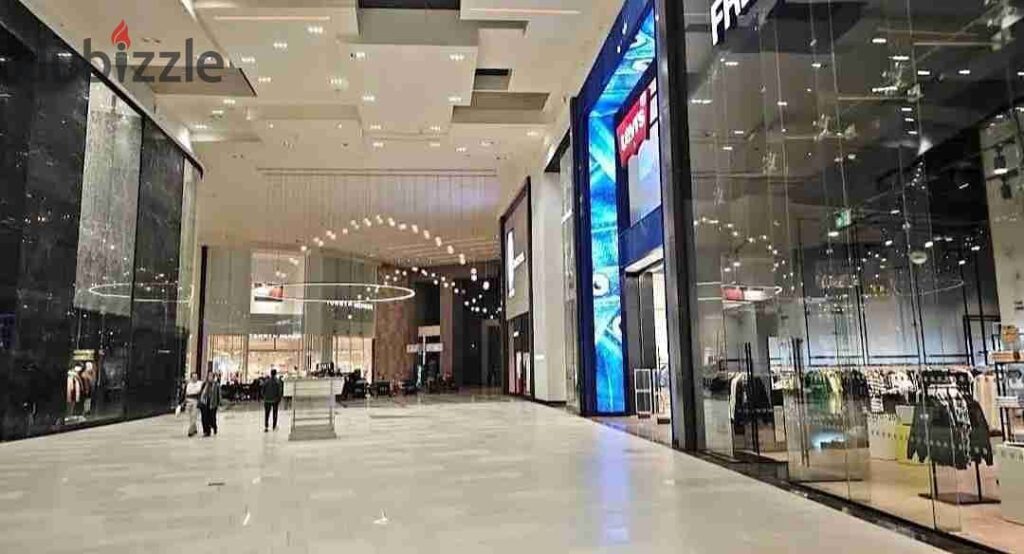 استلام فوري بسعر لقطه محل في التجمع متأجر بعائد 115الف في الشهر بالقرب من شارع التسعين 0