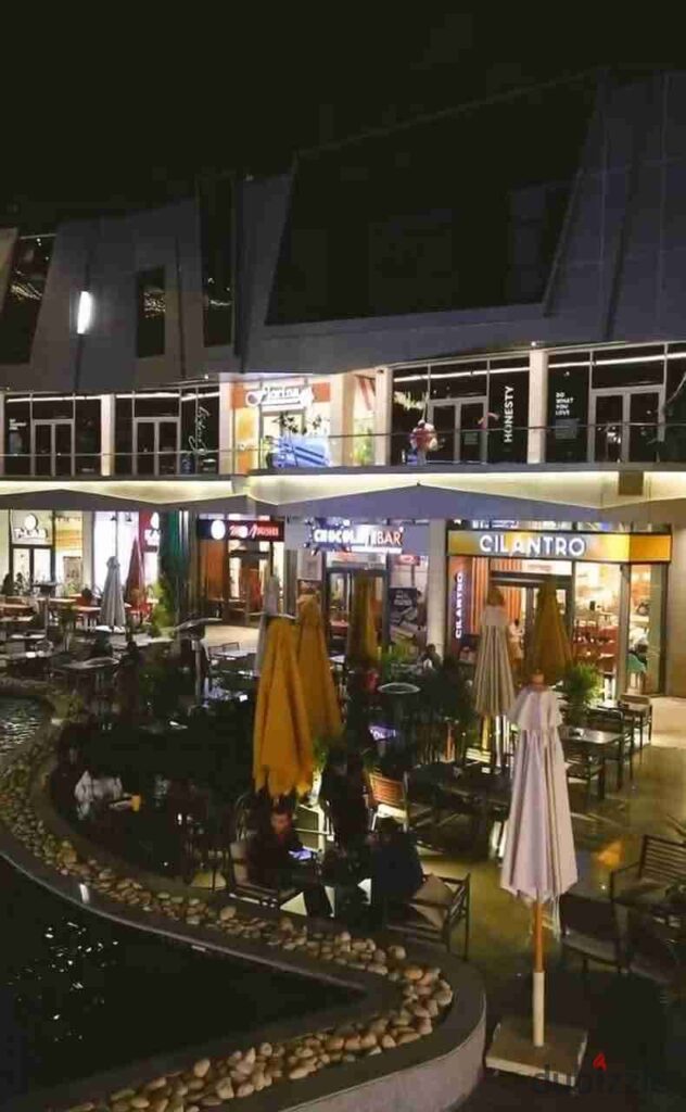 بعائد شهري 150K شهريا وبزياده سنويه محل تجاري للبيع بواجهه رئيسيه في التجمع وأمام الرحاب 0