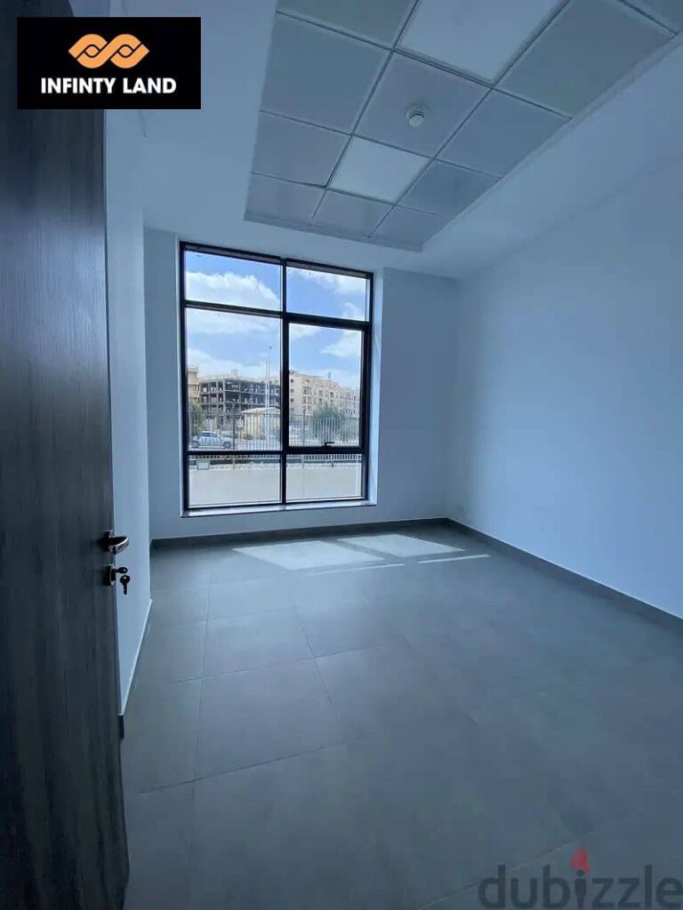 عيادة للايجار45م التجمع الخامس ايترنا مفيدا اعمار  تشطيب كامل بالتكيفات مباشرة على شارع التسعين الجنوبى 0