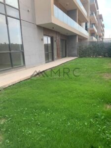 بحديقة خاصة 90 متر 3 غرف نوم منهم ماستر موقع راقي هادئ مناسب للعائلات وجاهزة للسكن فورًا شقة للإيجار بكمبوند باتيو أورو تشطيب كامل 35,000 ج.م