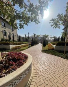 استوديو للايجار 75م – بكمبوند فليدج ويست اول ساكن مطبخ وتكيفات الشيخ زايد 22,000 ج.م