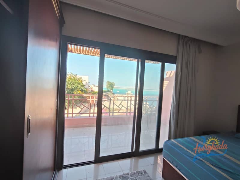 دوبلكس للإيجار بحديقة خاصة وإطلالة بانورامية على البحر 0