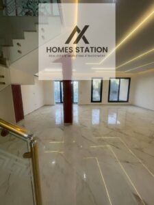 150,000 ج.م تاون هاوس واسع للإيجار داخل كمبوند فيليت سوديك – التجمع الخامس، بمساحة مباني 330 متر مربع على قطعة أرض 430 متر مربع، مقسّم على الدور الأرضي، الأول، وا