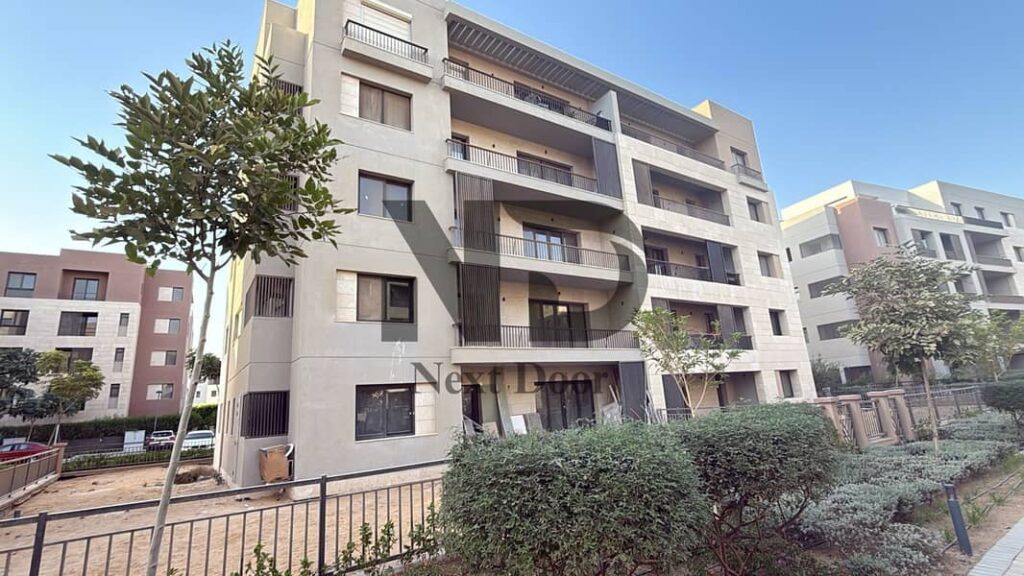 شقة مميزة للبيع فى دستركت 5 بالقرب من الجامعة الامريكية ومطار القاهرة الدولى 0