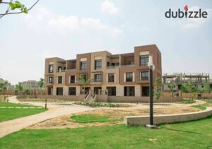 شقة ريسيل لوكيشن مميز تصميم فريد جاهزة للسكن بمساحة 247 متر مع تراس 47 متر مدفوعة بالكامل نصف تشطيب في ديستريكت 5 مرايز بلاتو بيلدينج 19,000,000 ج.م