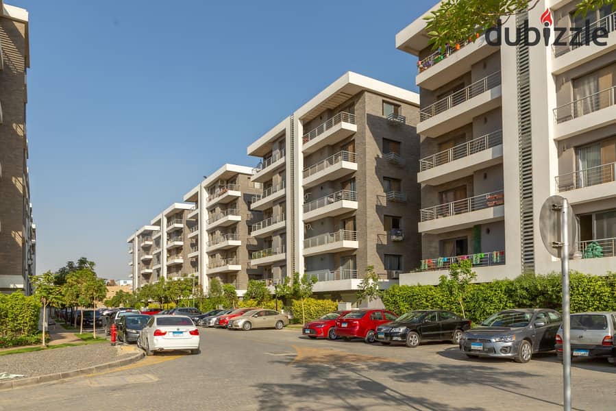 شقه كورنر دبل فيو في اميز لوكيشن في تاج سيتي موقع مميز امام مطار القاهرة, علي طريق السويس ,دقائق من مصر الجديدة كمبوند ساكن وجاهز للمعاينة 0