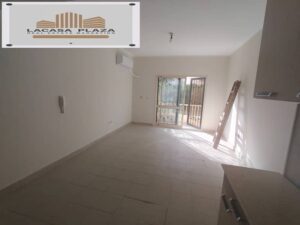 شقة ارضى بجاردن بها مطبخ بعمارات المستقبل دهانات جديدة مؤمنة حديد بجوار ذا ادرس كمبوند 11,000 ج.م