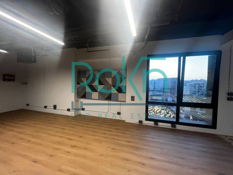 مكتب إداري للإيجار في أفضل موقع بالشيخ زايد إطلالة مباشرة على البلازا داخل أركان بلازا 0