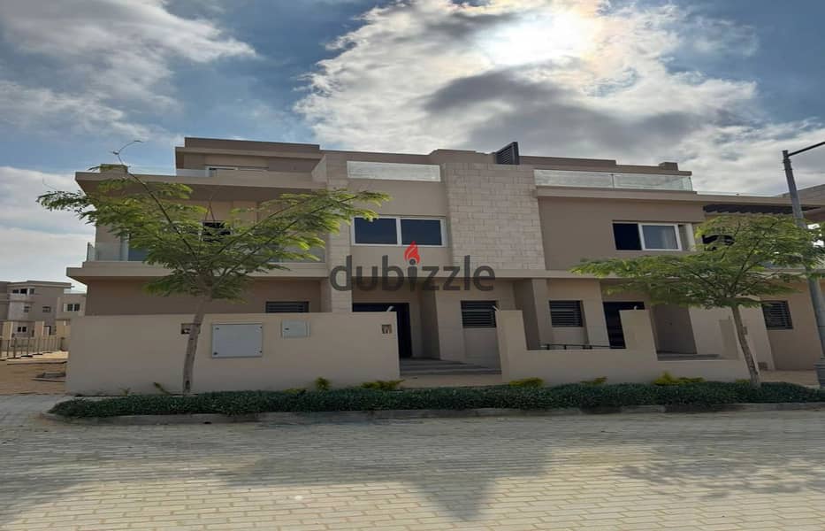 تاون هاوس جاهز للسكن بموقع مميز في تاوني هايد بارك بجوار نيو جيزة 0