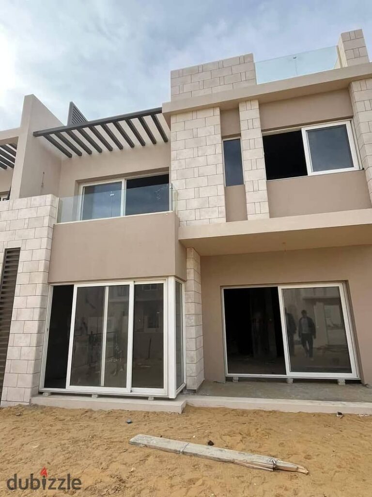 تاون هاوس كورنر للبيع واستلام فوري في كمبوند تاوني هايد بارك بجانب بالم هيلز وبسعر مميز 0