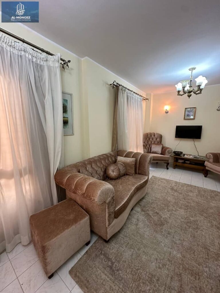 شقة لقطة للايجار المفروش بها تشطيبات خاصة مساحة 90م فرش مودرن بسعرررر لقطة دور اول في مدينة الرحاب التجمع الاول القاهرة الجديدة 0