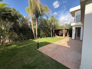 للإيجار فيلا مستقلة نص مفروش كمبوند بيفرلي هيلز – اليجريا بالمطبخ والتكييفات والاجهزه بموقع مميز جدا 120,000 ج.م