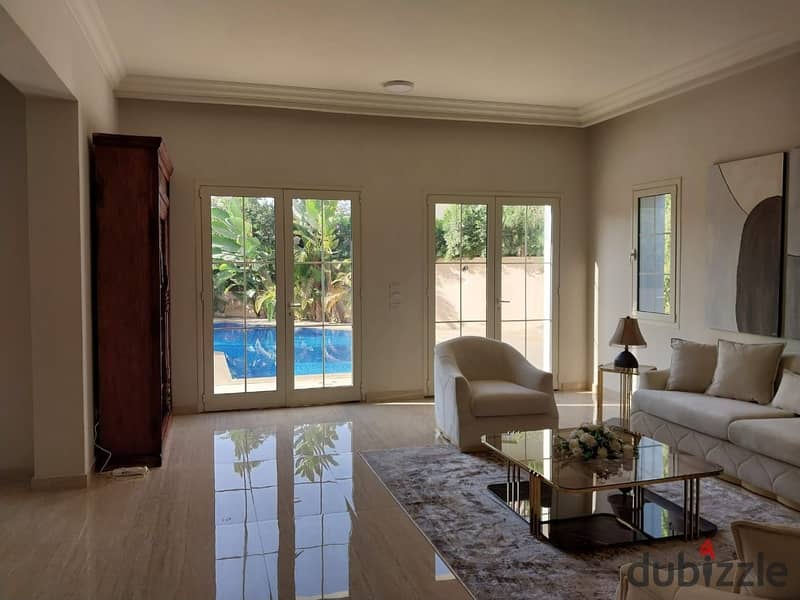 فيلا مستقله بالفرش وحمام سباحة خاص  كمبوند  هايد بارك 0