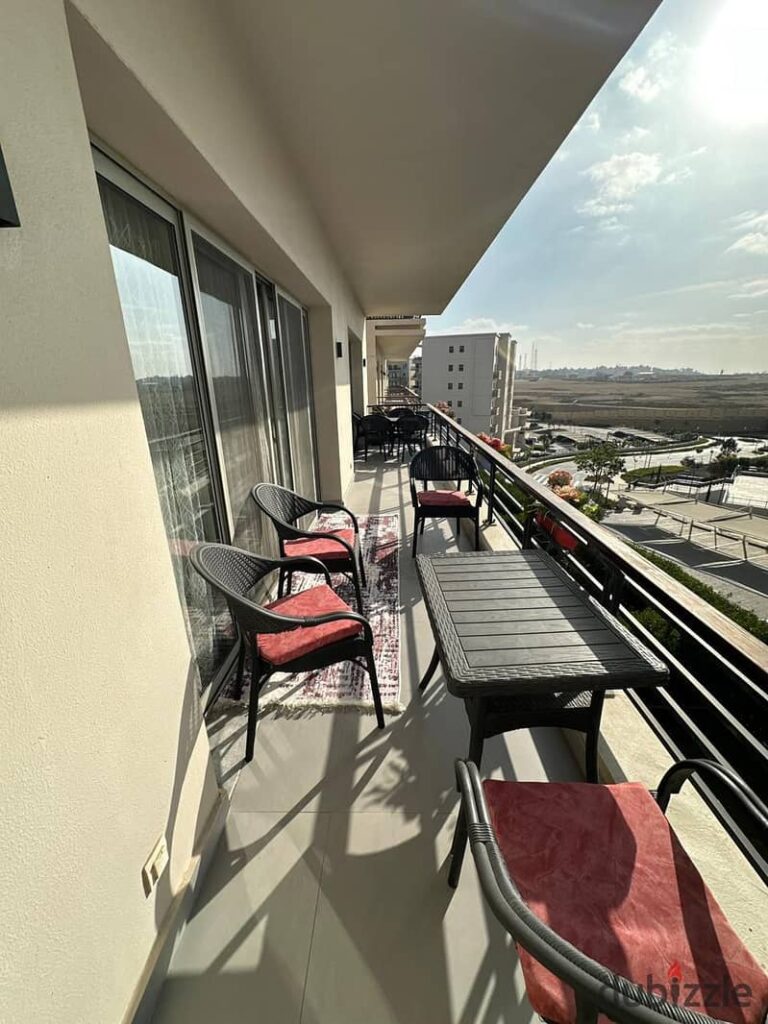 شقة فاخرة بالطابق الثالث بإطلالة مباشرة على حمام السباحة 60 ألف 0