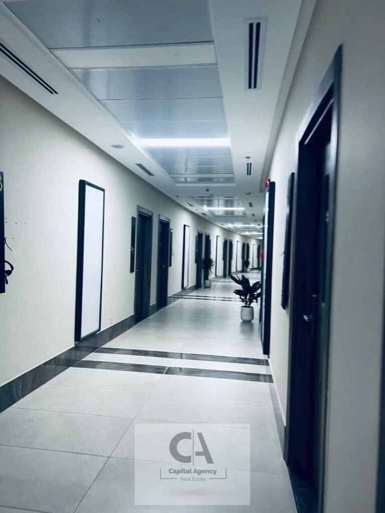 c للايجار 120م متشطبة بالكامل في مول طبي مميز بالتجمع الخامس 0