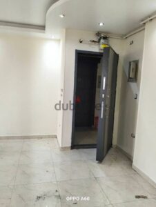 شقه فاضيه سكني للايجار عند محطه مترو المعادي 15,000 ج.م