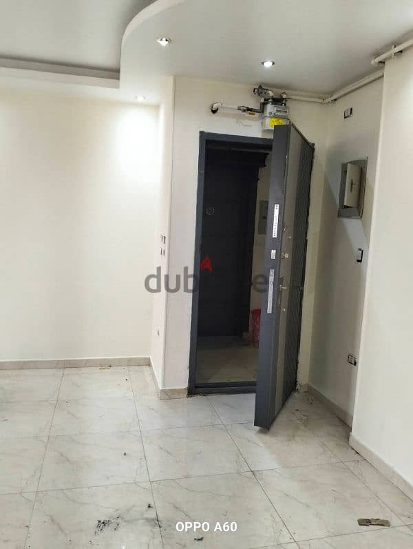 شقه فاضيه سكني للايجار عند محطه مترو المعادي 0