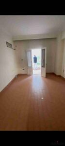 شقه للايجار في كمبوند الدبلوماسيين بالمطبخ الدور الاول 3 غرف منهم ماستر 3 حمام ريسبشن 3 قطع كبار مطبخ جاهز غاز طبيعي كمبوند متكامل به مسجد ومول وatm وبجوار مول ارابيلا بلازا علي محور جمال عبد الناصر دايركت مطلوب 25 ألف 25,000 ج.م